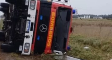 Bomberos volcaron en la Ruta 86. Iban a combatir un incendio en Tedín Uriburu