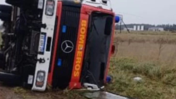 Bomberos volcaron en la Ruta 86. Iban a combatir un incendio en Tedín Uriburu