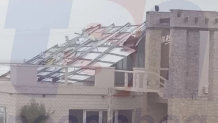 Video: el viento voló el techo de un balneario