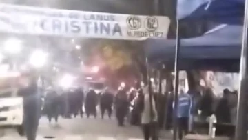 Retiran carpas, banderas y estructuras montadas frente al departamento de Cristina