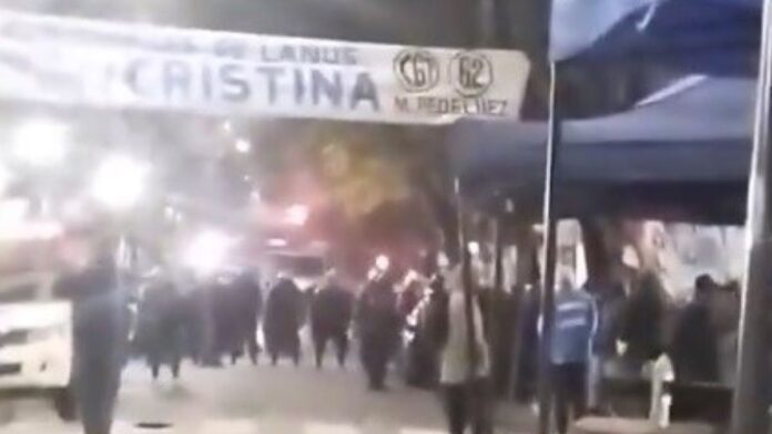 Retiran carpas, banderas y estructuras montadas frente al departamento de Cristina