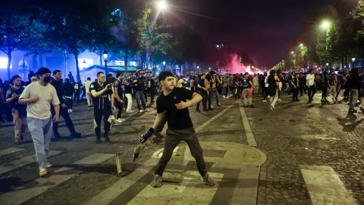 Dos muertos y 200 heridos empañan las celebraciones del PSG en Francia