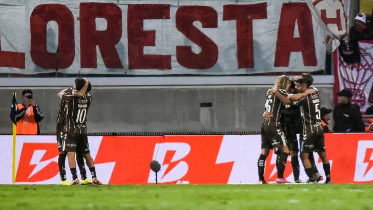 Platense abraza el cielo con las manos al ser campeón por primera vez en su historia