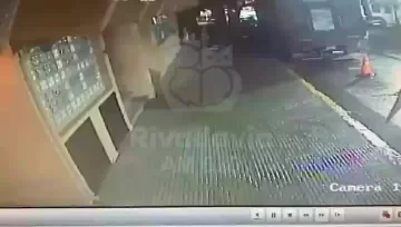 Video: nuevo ataque al edificio de Radio Rivadavia con agravios a Guadalupe Vázquez y panfletos