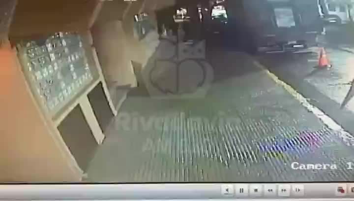 Video: nuevo ataque al edificio de Radio Rivadavia con agravios a Guadalupe Vázquez y panfletos