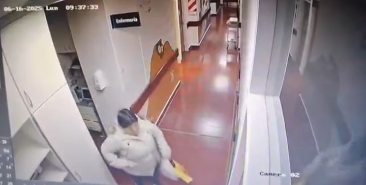 Video: fue a visitar a su nieta al hospital y le robó el celular a una enfermera
