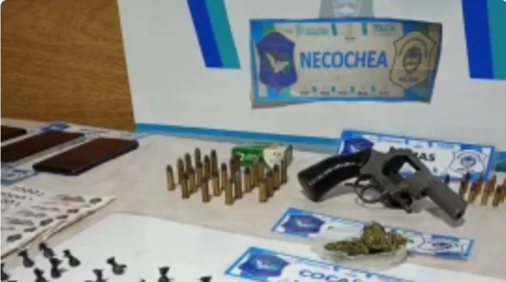 Armas, drogas y aprehensiones tras un allanamiento en Quequén