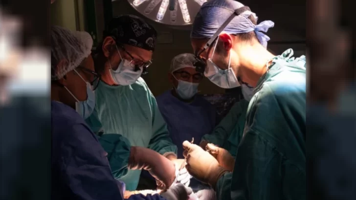 Hazaña en el Garrahan: operaron a una beba en el útero de su mamá y el final es conmovedor