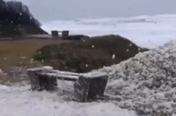 Un paisaje hermoso genera la espuma del mar en la costa