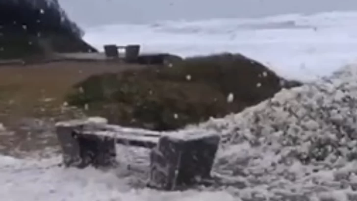Un paisaje hermoso genera la espuma del mar en la costa