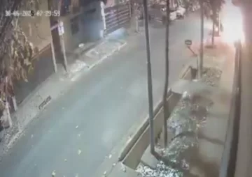 Video: explotó el auto, le voló el portón y los vecinos pensaron que fue un sismo