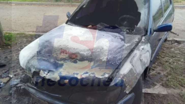 Incendian intencionalmente un vehículo