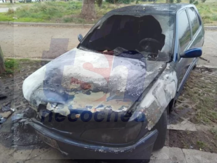 Incendian intencionalmente un vehículo