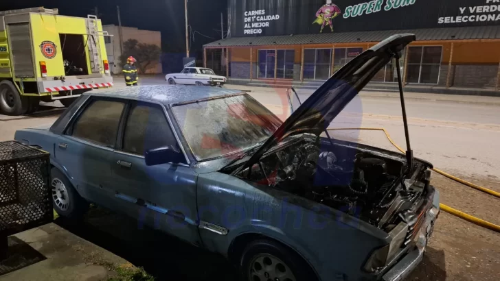Incendio de vehículo en avenida Benedicto Campos y 527