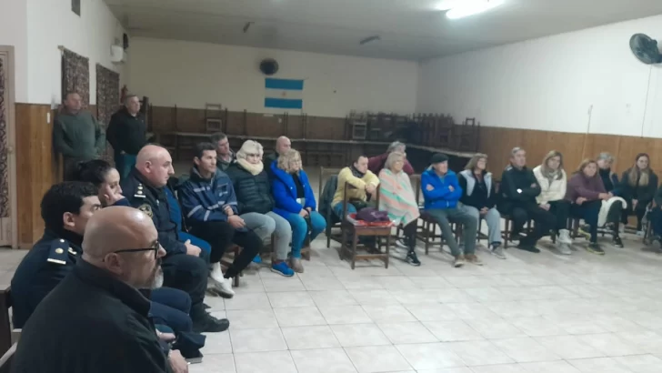 Reunión de vecinos de Bahía de los Vientos con autoridades policiales
