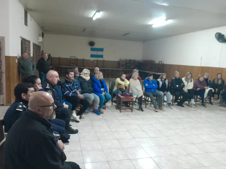 Reunión de vecinos de Bahía de los Vientos con autoridades policiales