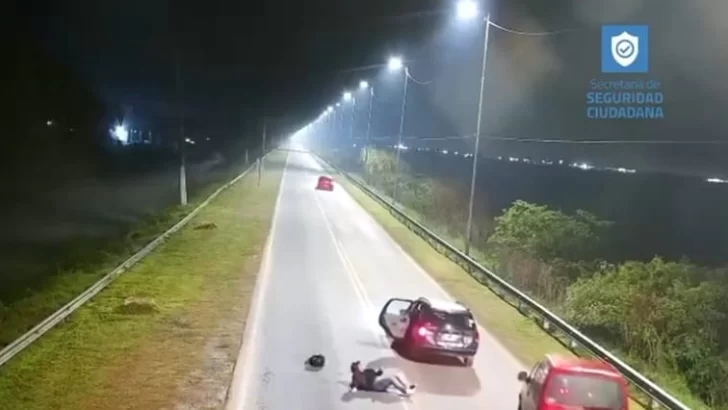 Insólito video: una mujer se tiró de un Uber en movimiento porque el chofer no siguió la ruta del GPS