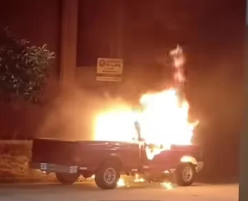 Se Incendió por Completo una Camioneta