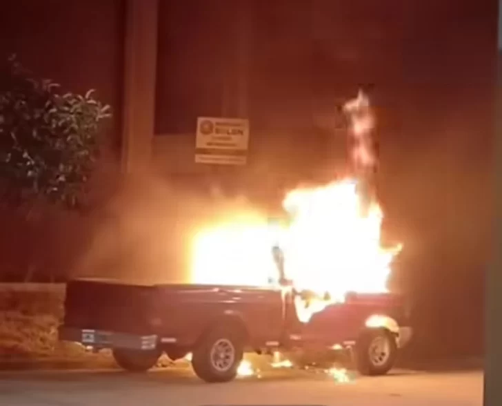 Se Incendió por Completo una Camioneta