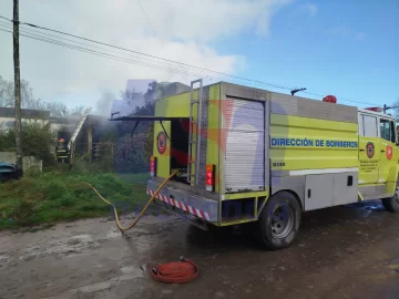 Incendio en Quequén: vivienda y vehículo afectados en un garage de calle 567