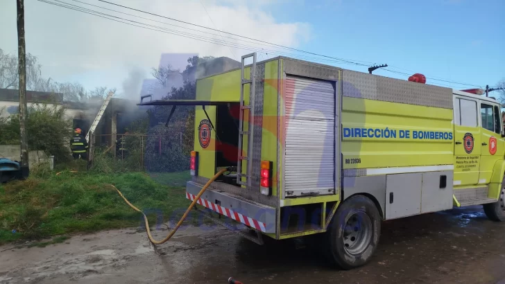 Incendio en Quequén: vivienda y vehículo afectados en un garage de calle 567