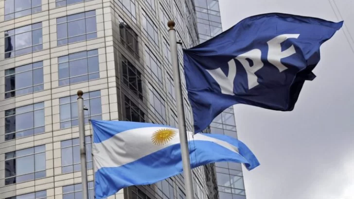 Ordenan ceder el 51% de las acciones de YPF a beneficiarios del fallo por la expropiación