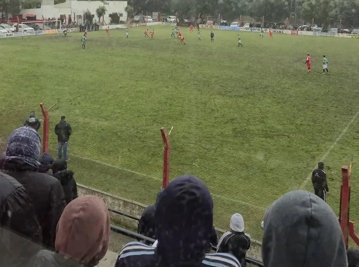 Dominio absoluto de los equipos de la zona A en una tarde de frío y lluvia