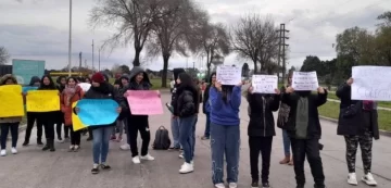 Discusión y piñas por el corte en la Ruta 88
