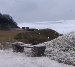 Un paisaje hermoso genera la espuma del mar en la costa