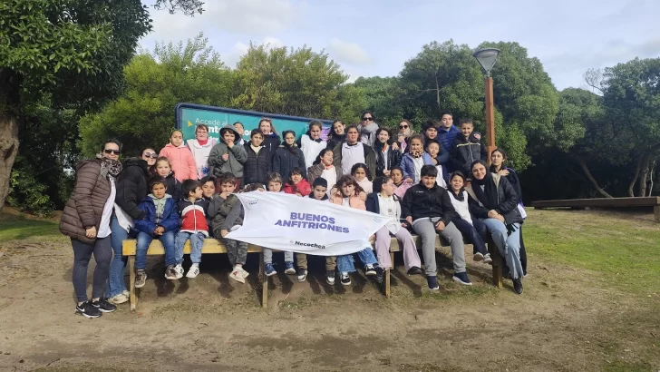 Alumnos de Juan N. Fernández visitaron Necochea en el lanzamiento de Buenos Anfitriones 2025