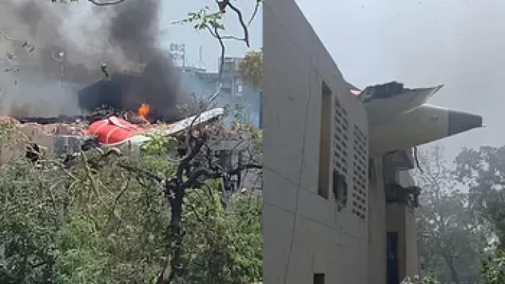Video: así fue el dramático momento en el que se estrelló el avión con 242 pasajeros en India