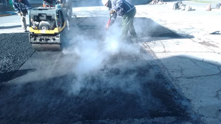 Reparan las calles del microcentro con operativos de bacheo