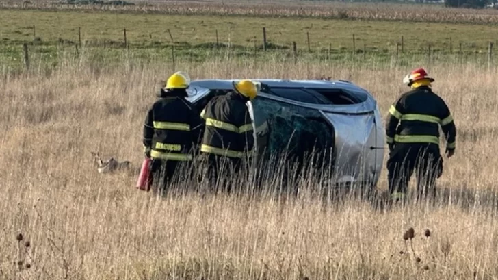 Accidente en ruta 29: el auto “mordió” la banquina, se cruzó de carril y terminó volcado