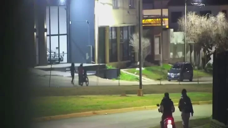 Se llevaban una moto de tiro pero fueron vistos por las cámaras y terminaron detenidos