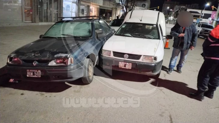 Alcoholizado chocó contra dos autos
