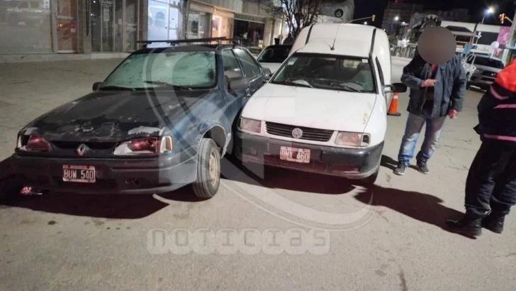 Alcoholizado chocó contra dos autos
