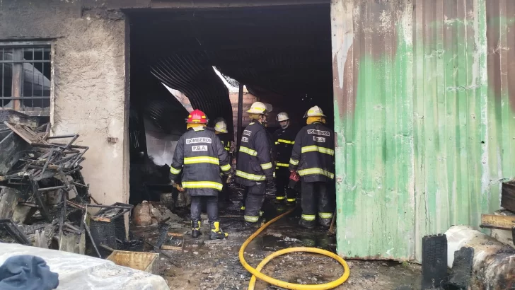 Incendio destruye galpón con maquinaria apícola y una camioneta en Quequén