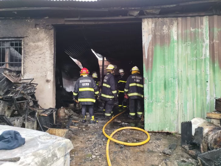 Incendio destruye galpón con maquinaria apícola y una camioneta en Quequén