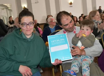Entregaron escrituras a 81 familias