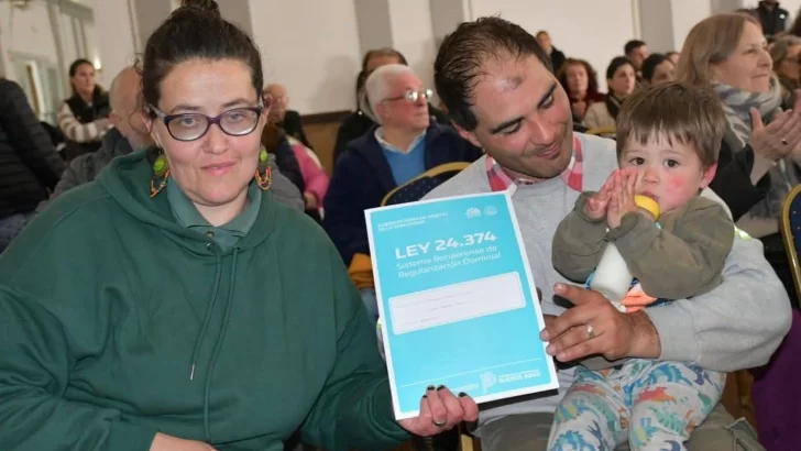 Entregaron escrituras a 81 familias
