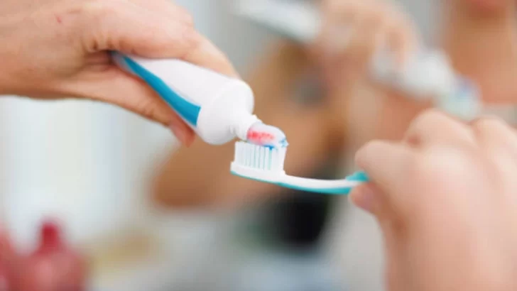 La ANMAT prohibió la comercialización de una pasta dental tras reportar efectos adversos