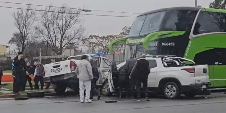 Un paciente psiquiátrico robó un patrullero y chocó contra un micro de larga distancia y una camioneta