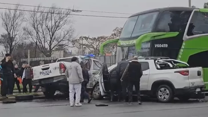 Un paciente psiquiátrico robó un patrullero y chocó contra un micro de larga distancia y una camioneta