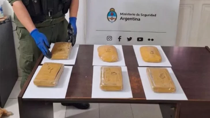 Iban a quemar cocaína, pero la habían cambiado por plastilina: hay once policías en la mira