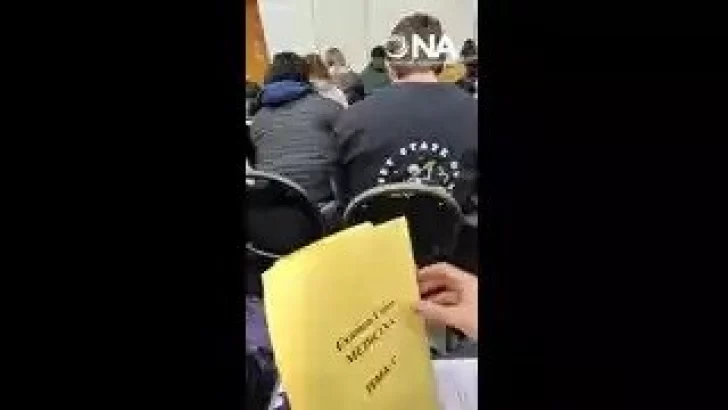 Exámenes de residencias: se conoció el video que muestra cómo hacían trampa a la hora de rendir