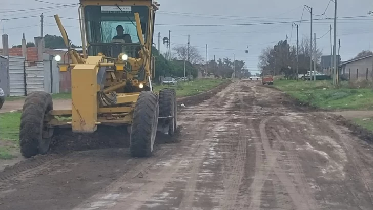 Trabajan en la recuperación de calles de tierra en la ciudad