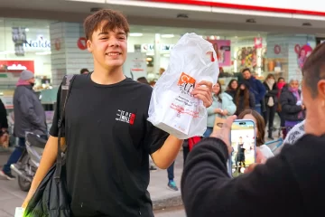 Entre ofertas, espectáculos y sorteos el Neco Descuentos desafió el frío del viernes Entre ofertas, espectáculos y sorteos el Neco Descuentos desafió el frío del viernes