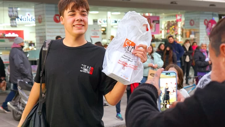 Entre ofertas, espectáculos y sorteos el Neco Descuentos desafió el frío del viernes Entre ofertas, espectáculos y sorteos el Neco Descuentos desafió el frío del viernes