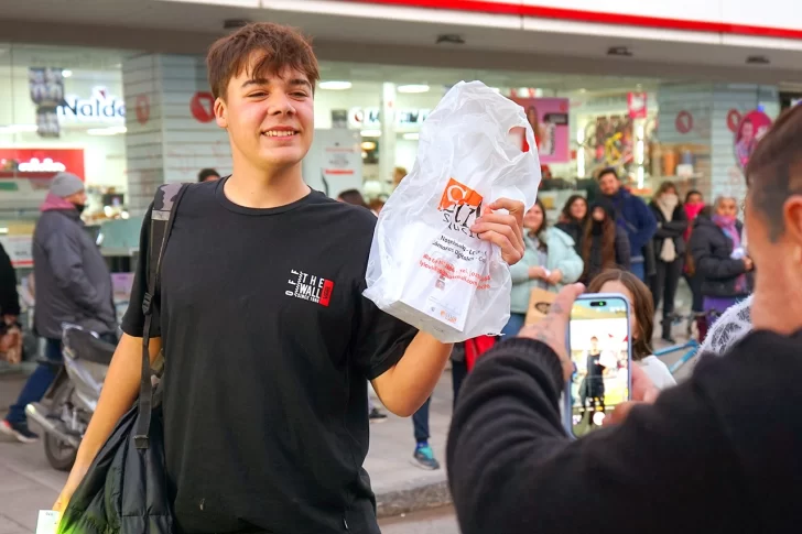 Entre ofertas, espectáculos y sorteos el Neco Descuentos desafió el frío del viernes