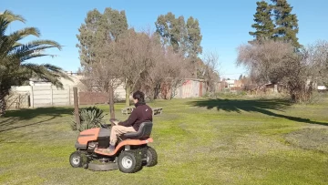 Claraz incorporó un tractor para los espacios públicos y se recambian luminarias